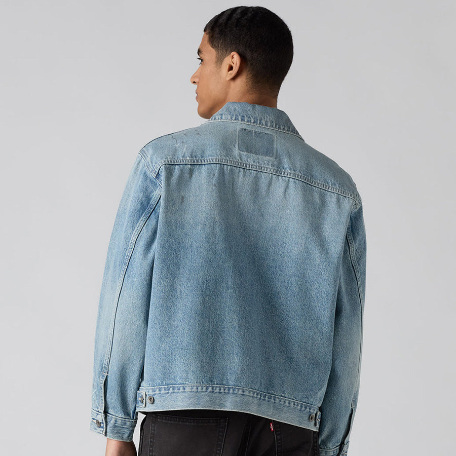 LEVI'S WORKWEAR SUNRISE トラッカージャケット インディゴウォッシュ モデル着用 背面 上半身 A48200031