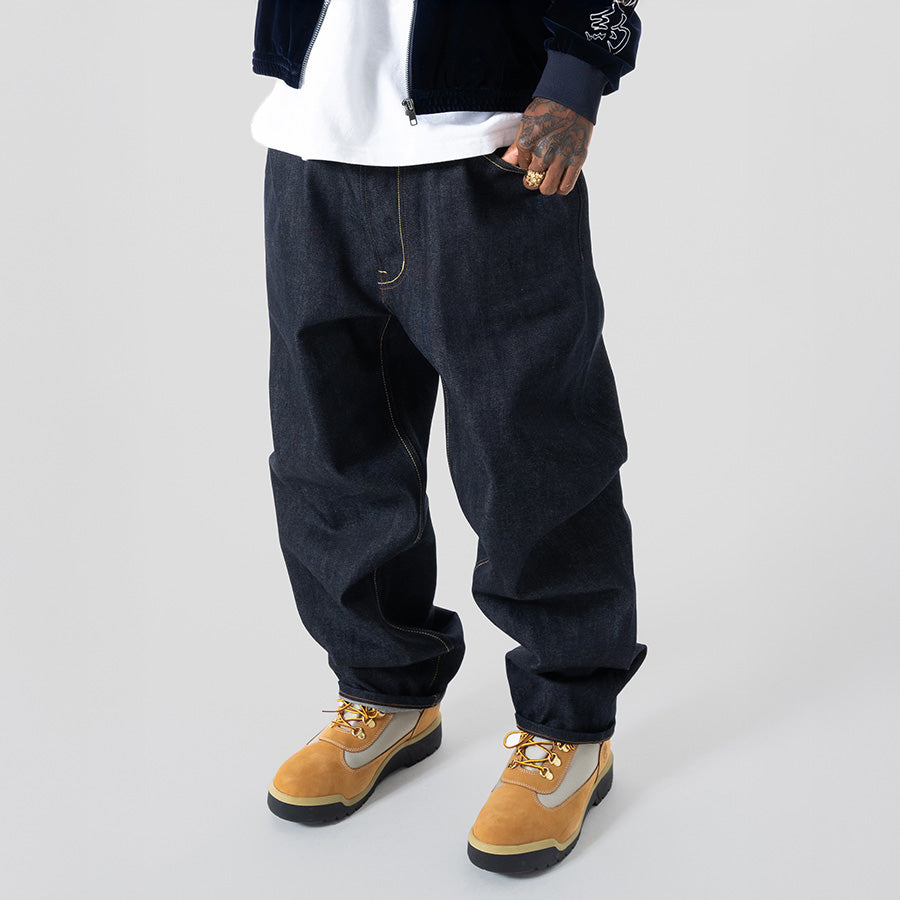 LFYT 5 POCKET DENIM PANTS BAGGIE FIT デニムパンツ インディゴ モデル着用 背面全身 LA261101