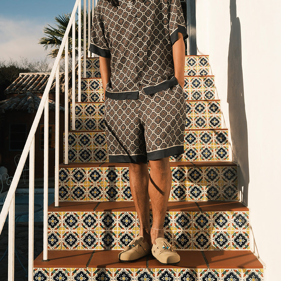 LFYT ARABESQUE PATTERN EASY SHORTS ネイビー モデル着用