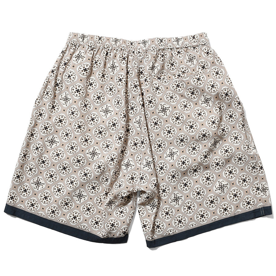 LFYT ARABESQUE PATTERN EASY SHORTS ホワイト 背面平置き