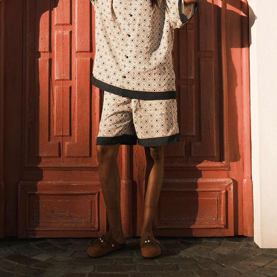 LFYT ARABESQUE PATTERN EASY SHORTS ホワイト モデル着用