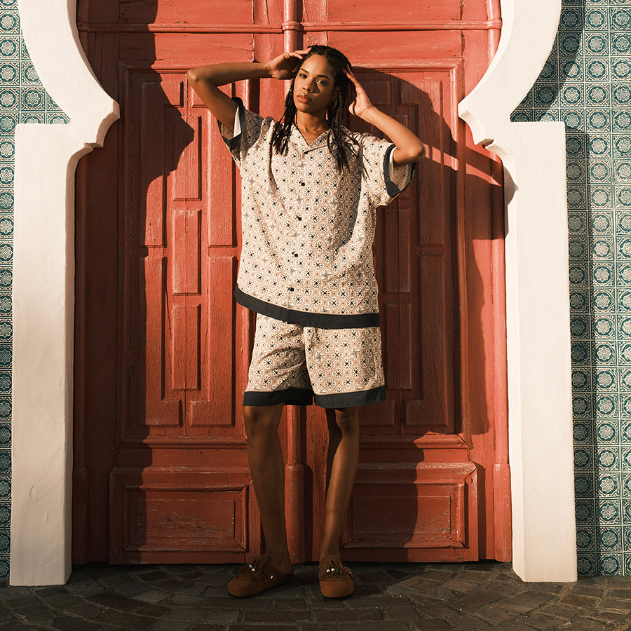 LFYT ARABESQUE PATTERN EASY SHORTS ホワイト セットアップ着用