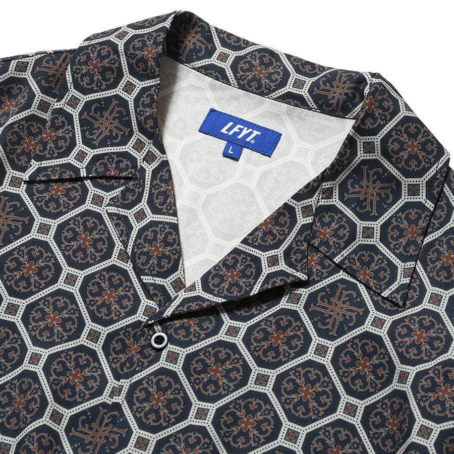 LFYT ARABESQUE PATTERN OPEN COLLAR SHIRT ネイビー 襟元ディテール