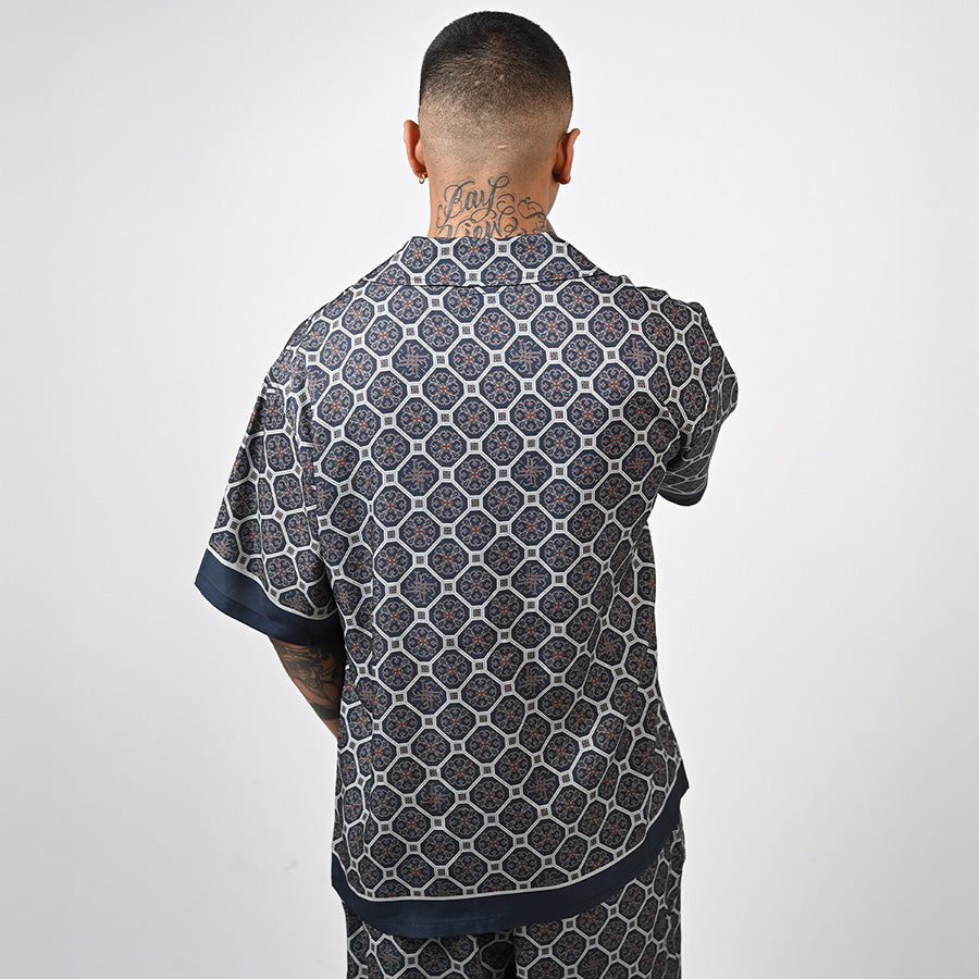 LFYT ARABESQUE PATTERN OPEN COLLAR SHIRT ネイビー 着用背面