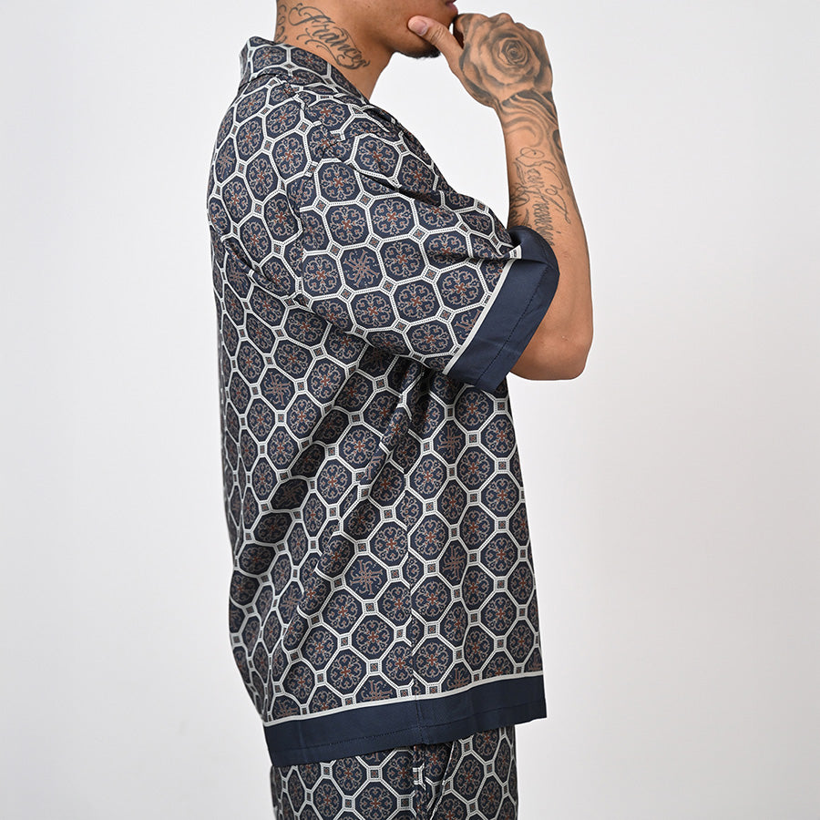 LFYT ARABESQUE PATTERN OPEN COLLAR SHIRT ネイビー 着用側面