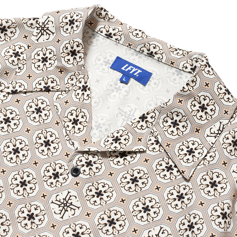 LFYT ARABESQUE PATTERN OPEN COLLAR SHIRT ホワイト 襟元ディテール