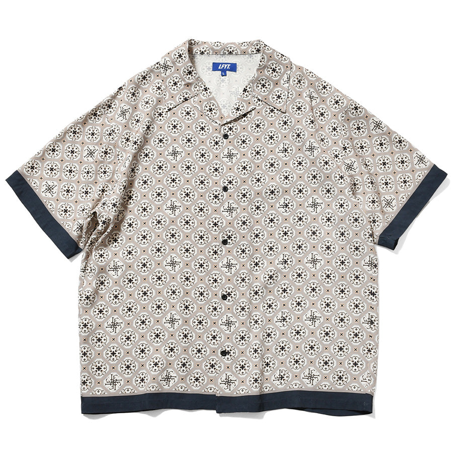LFYT ARABESQUE PATTERN OPEN COLLAR SHIRT ホワイト 正面平置き
