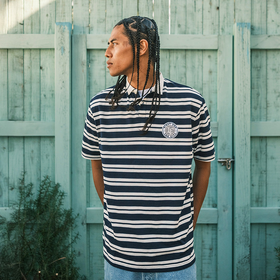 LFYT ATHLEISURE STRIPED POLO SHIRT ネイビー モデル着用上半身