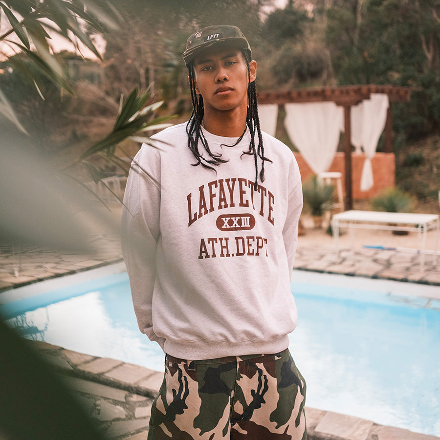 LFYT（エルエフワイティー） ATHLETICS ロゴスウェット ヘザーグレー 着用