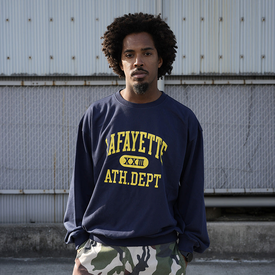 LFYT（エルエフワイティー） ATHLETICS CREW SWEAT ネイビー 着用 上半身