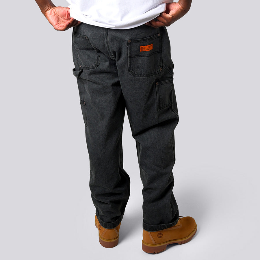 LFYT BLACK DENIM PAINTER PANTS デニム ペインターパンツ ブラック モデル着用 背面 下半身 LA261102
