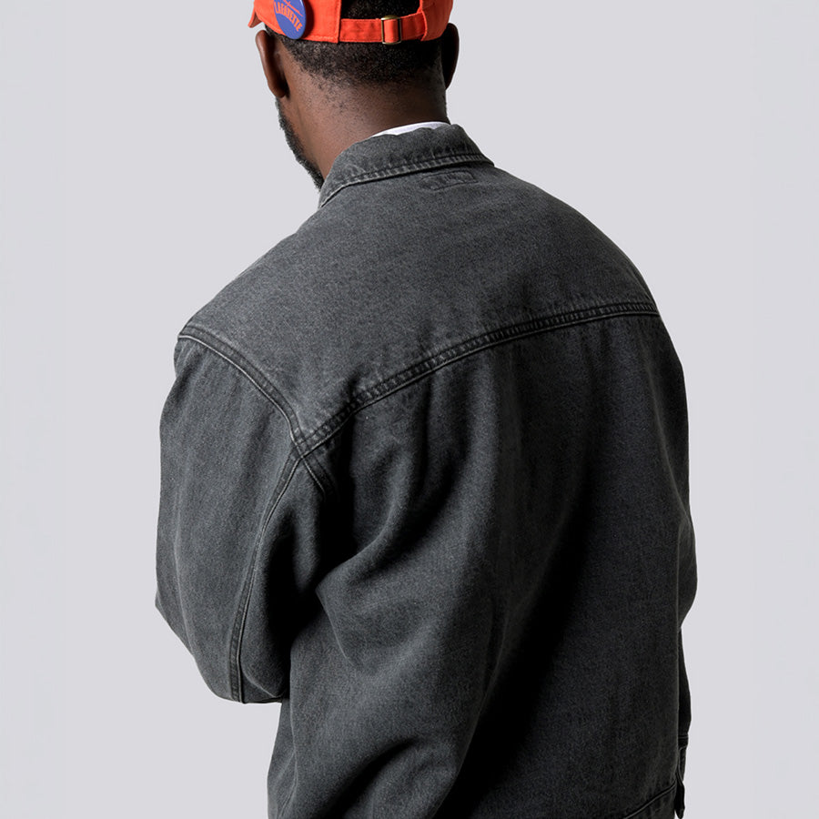 LFYT BLACK DENIM TRUCKER JACKET デニム トラッカージャケット ブラック モデル着用 背面 上半身 LA261004