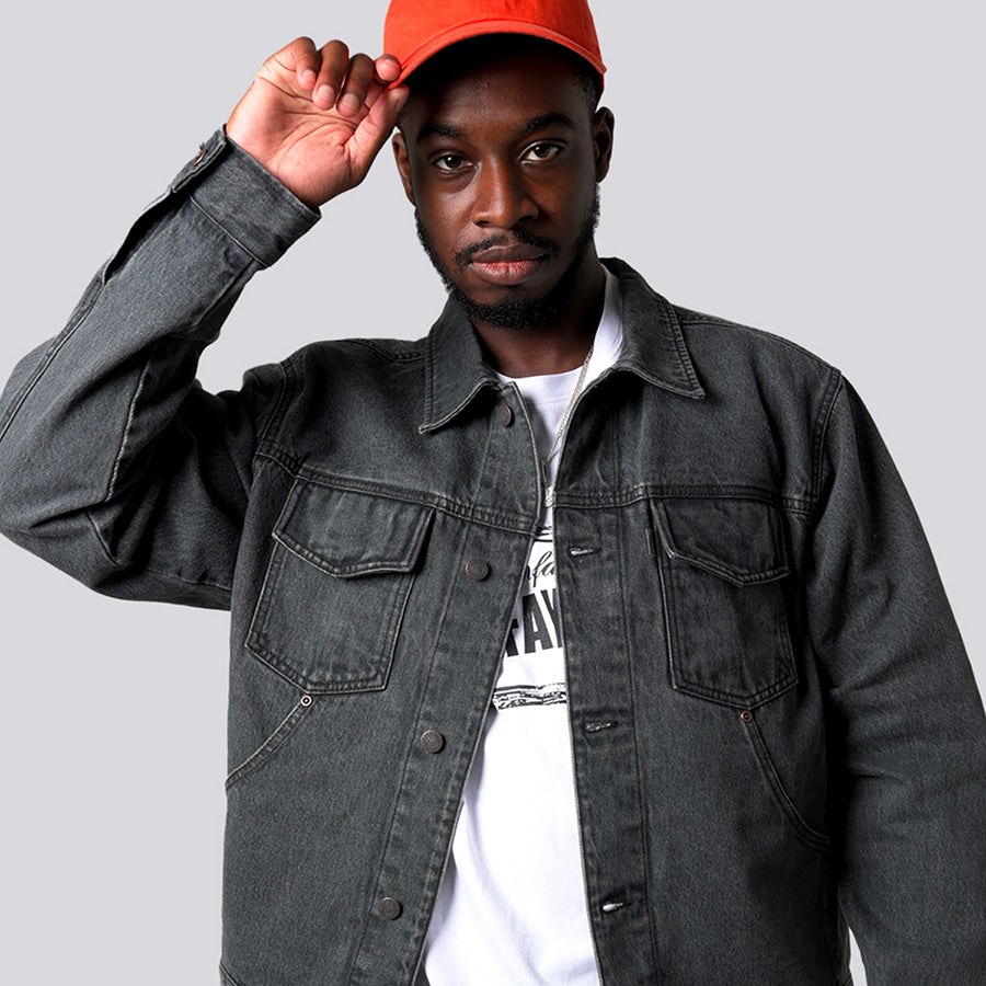 LFYT BLACK DENIM TRUCKER JACKET デニム トラッカージャケット ブラック モデル着用 正面 上半身 LA261004