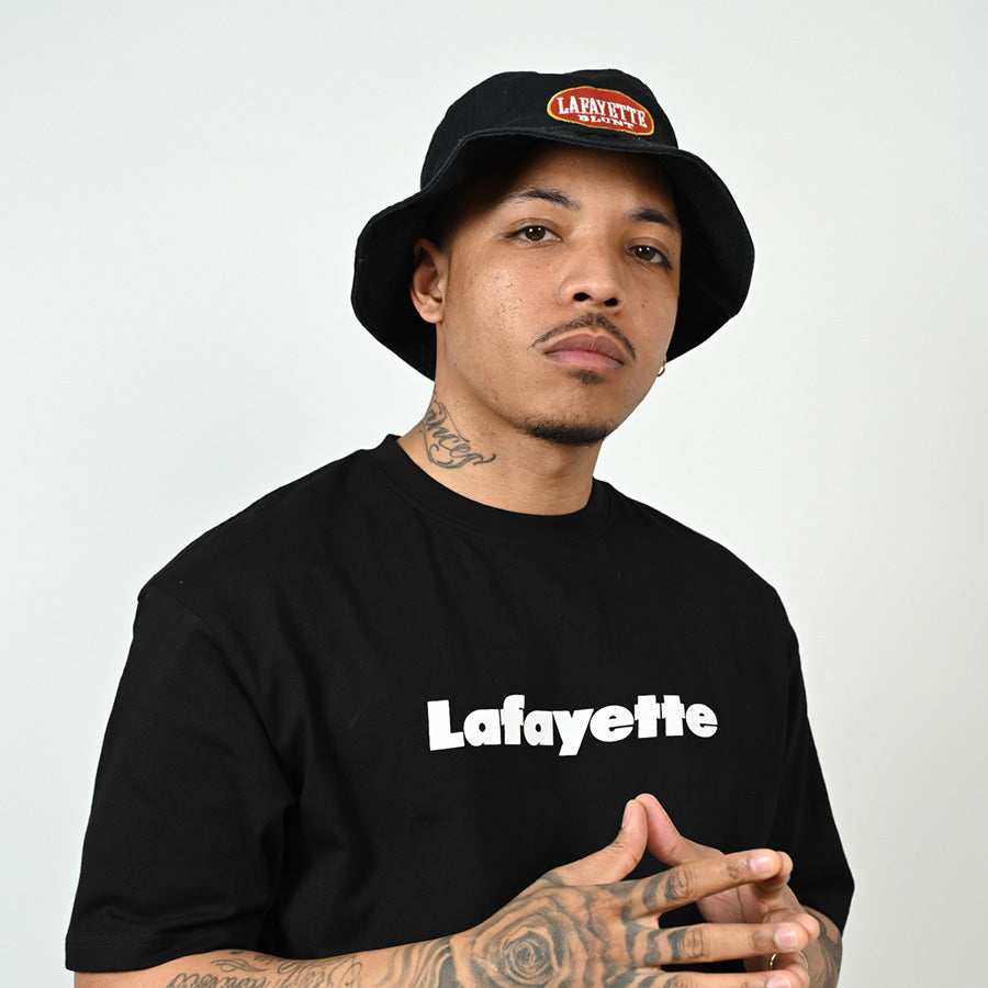 LFYT（エルエフワイティー）BLUNT BUCKET HAT ブラック モデル着用 LS261407