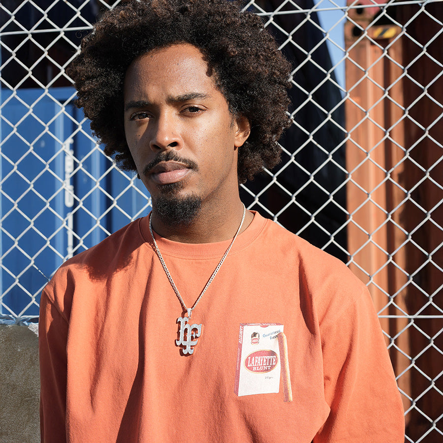 LFYT BLUNT TEE ブリック モデル着用 正面アップ