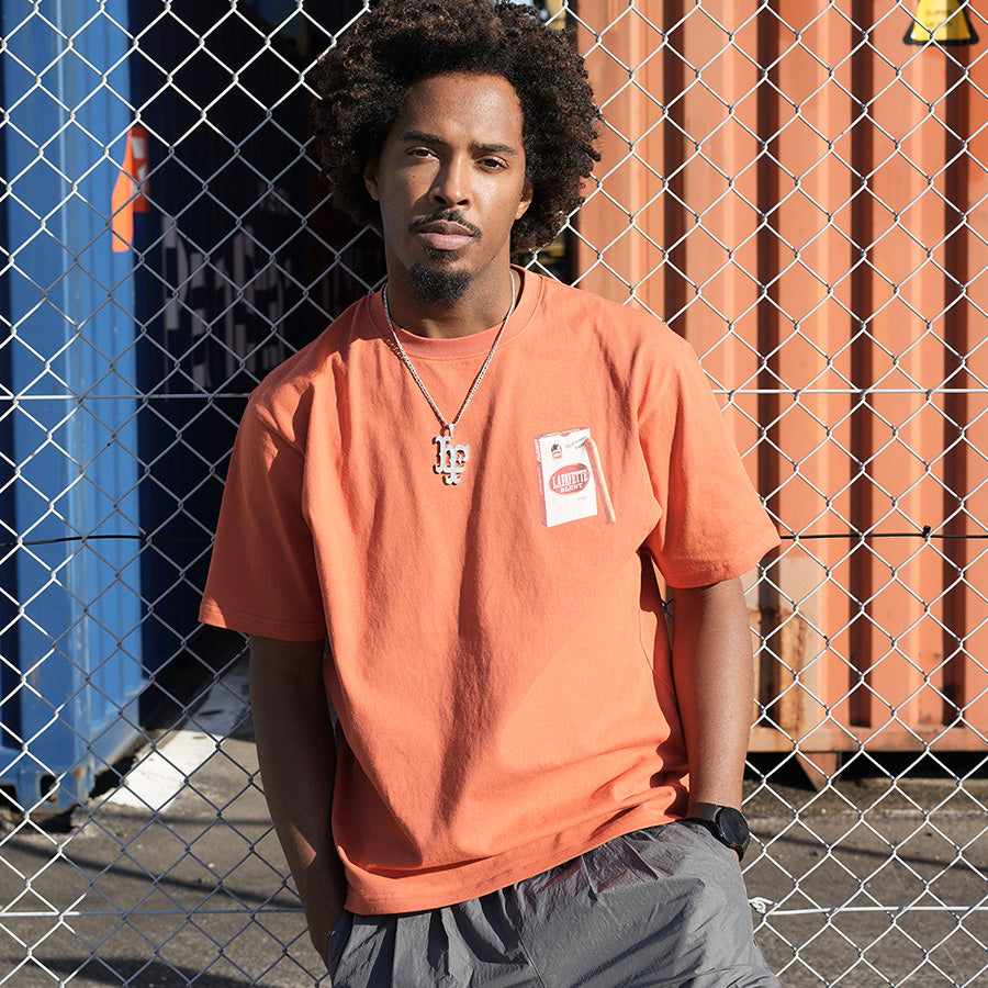 LFYT BLUNT TEE ブリック モデル着用 正面