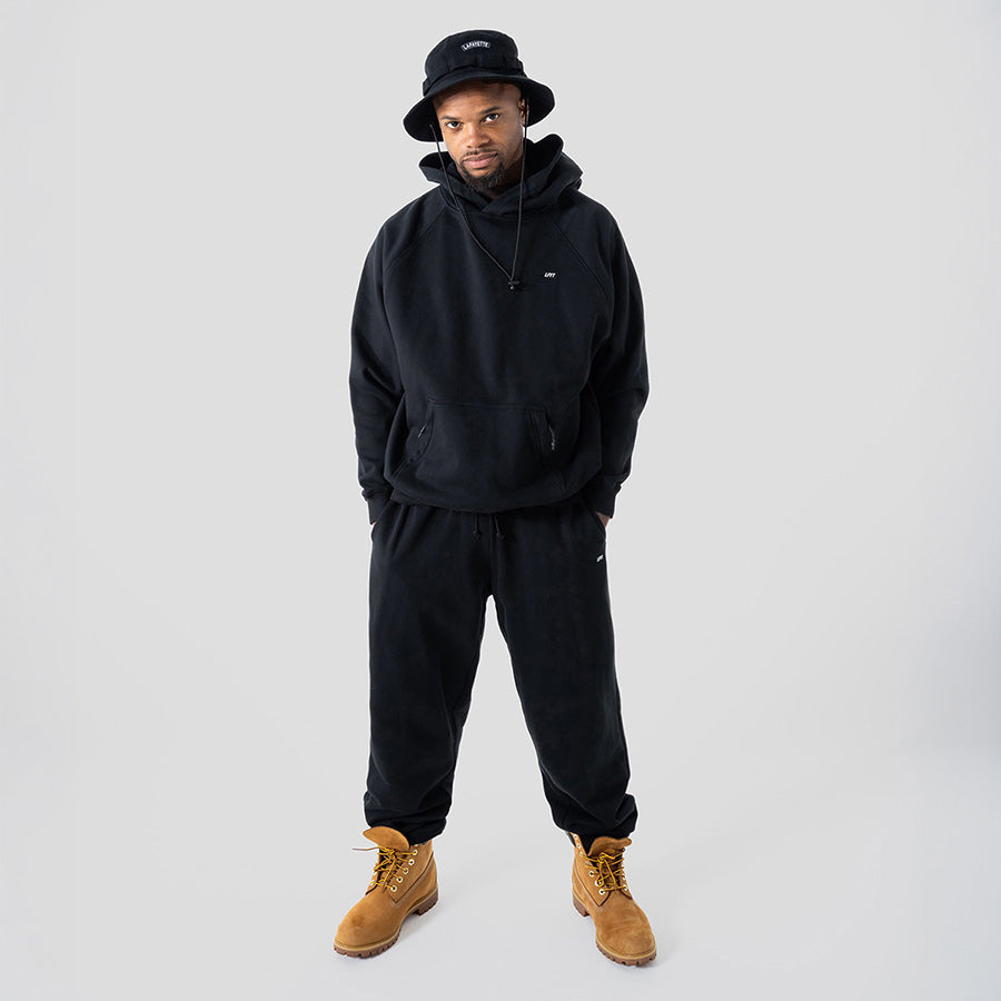 LFYT BOX LOGO HOODIE スウェット パーカー ブラック モデル着用 全身 LA260501