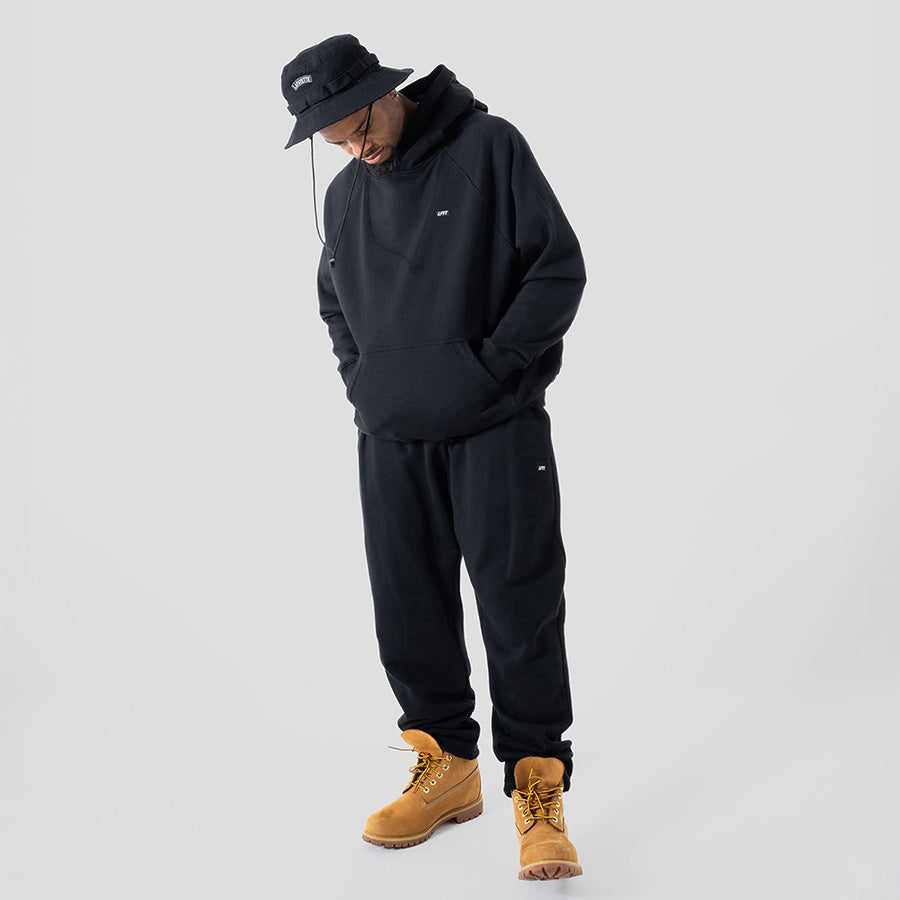 LFYT BOX LOGO SWEAT PANTS スウェットパンツ ブラック モデル着用 全身 LA261203