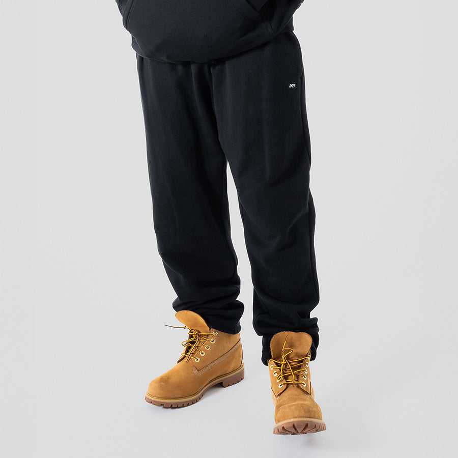 LFYT BOX LOGO SWEAT PANTS スウェットパンツ ブラック モデル着用 下半身 LA261203