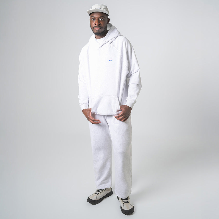 LFYT BOX LOGO SWEAT PANTS スウェットパンツ ヘザーグレー モデル着用 全身 LA261203