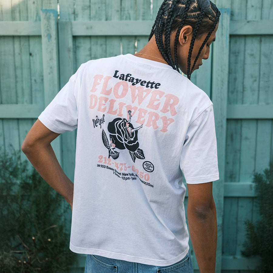 LFYT FLOWER DELIVERY TEE ホワイト モデル着用背面