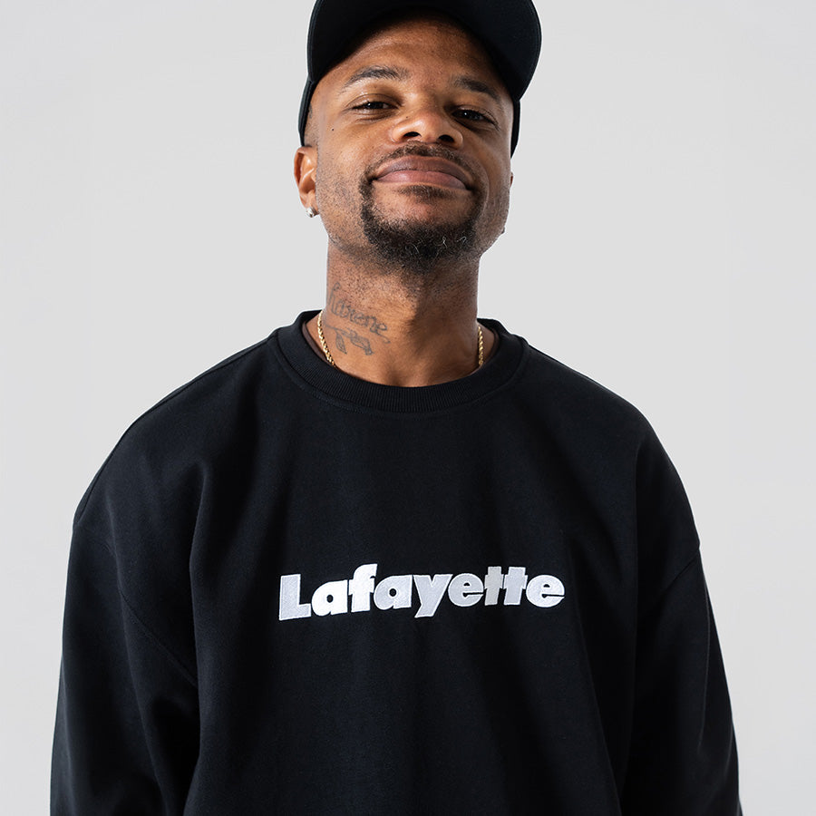 LFYT Lafayette LOGO CREW SWEAT クルースウェット ブラック モデル着用 上半身 LA260701