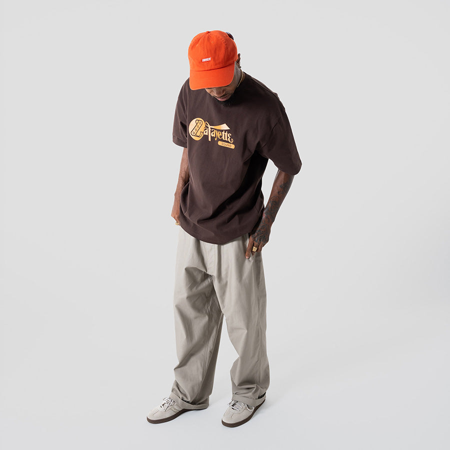 LFYT Lafayette SOUND TEE Tシャツ ブラウン モデル着用 全身 LA260103