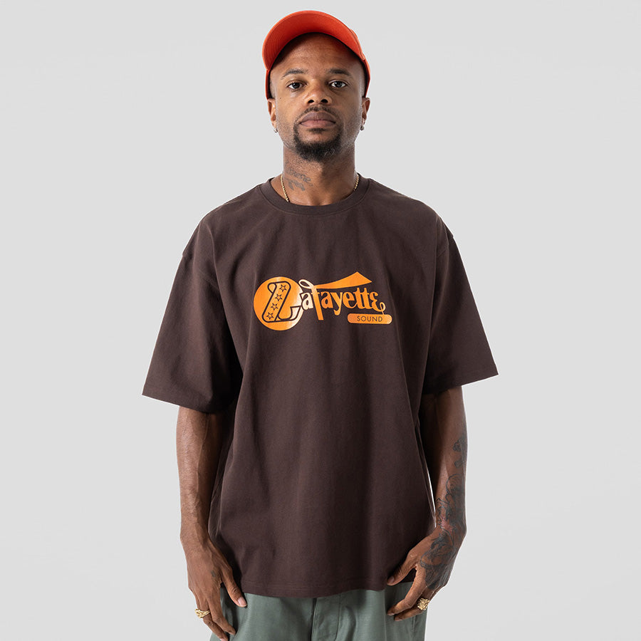 LFYT Lafayette SOUND TEE Tシャツ ブラウン モデル着用 上半身 LA260103