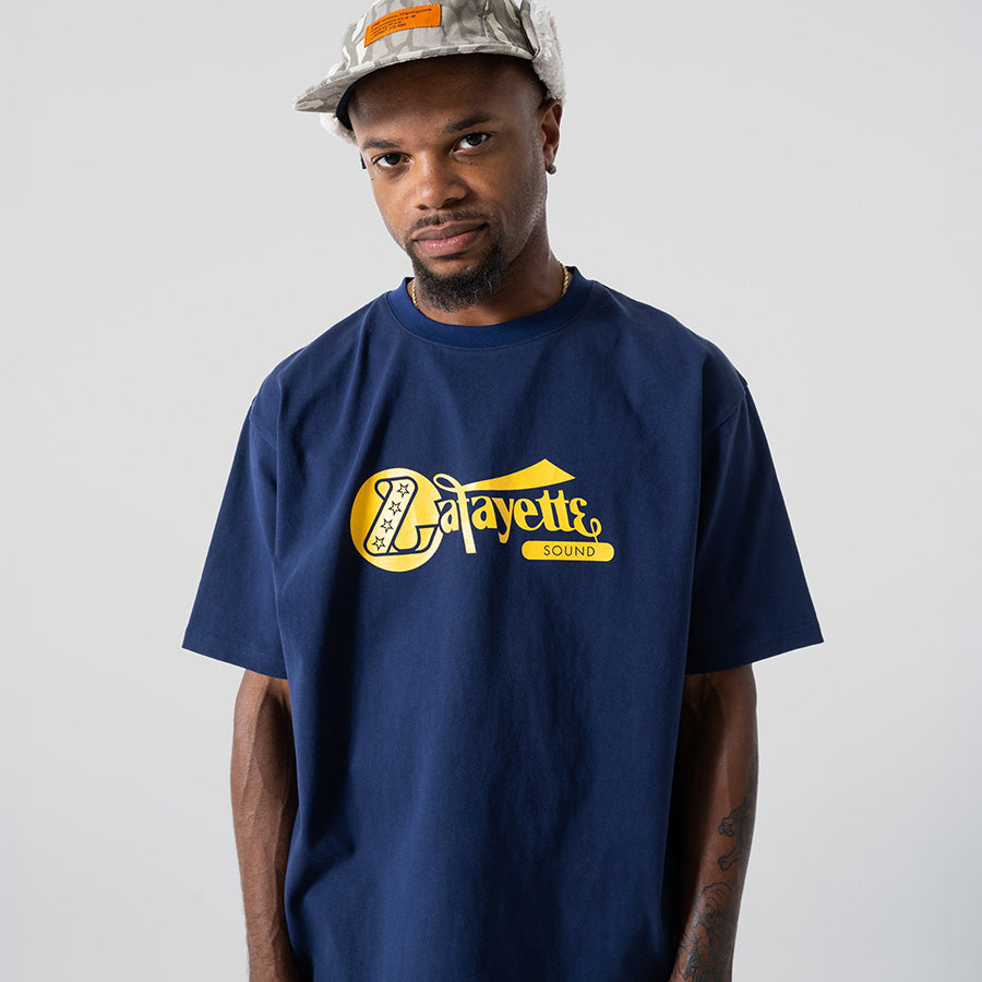 LFYT Lafayette SOUND TEE Tシャツ ネイビー モデル着用 上半身 LA260103