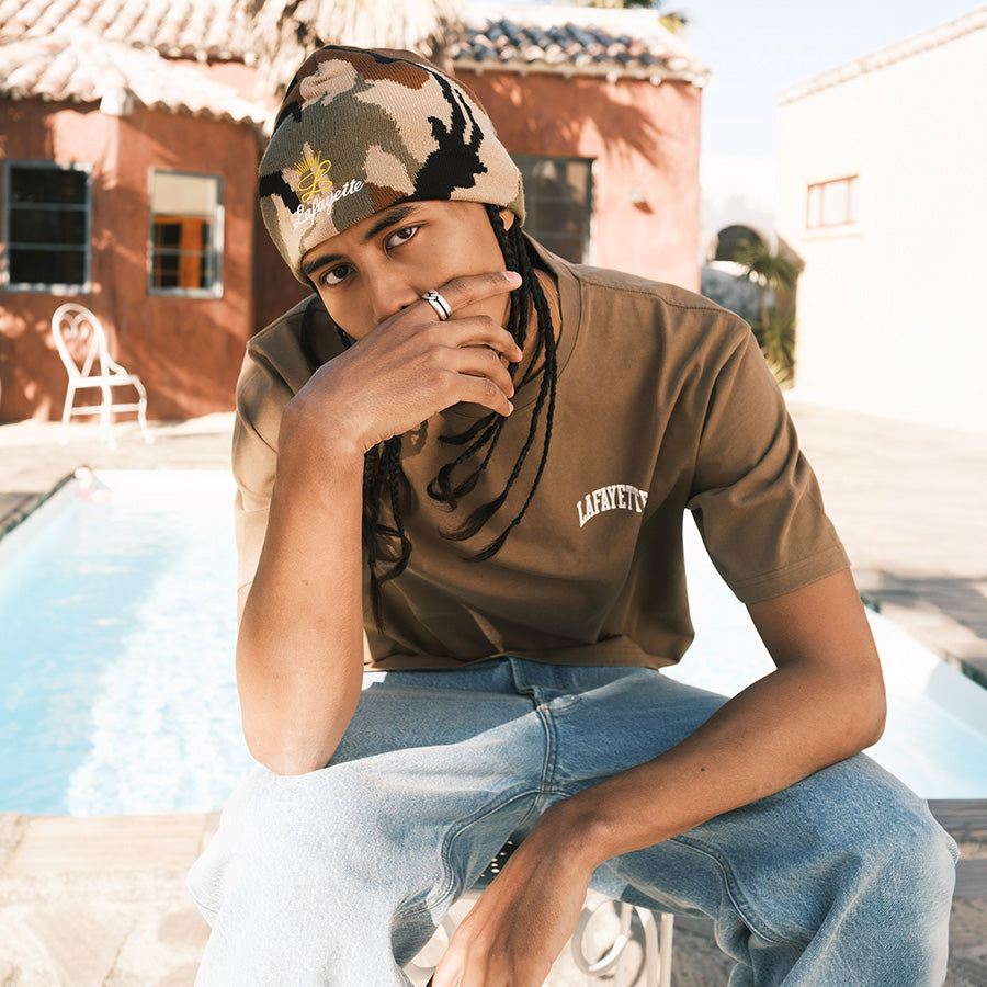 LFYT ARCH LOGO WASHED TEE ブラウン 着用イメージ