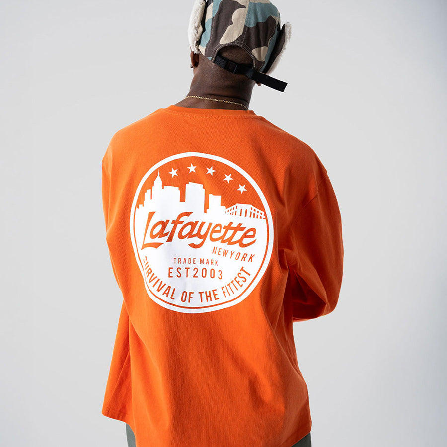 LFYT METRO SKYLINE L/S TEE ロングスリーブTシャツ オレンジ モデル着用 背面 LA260104