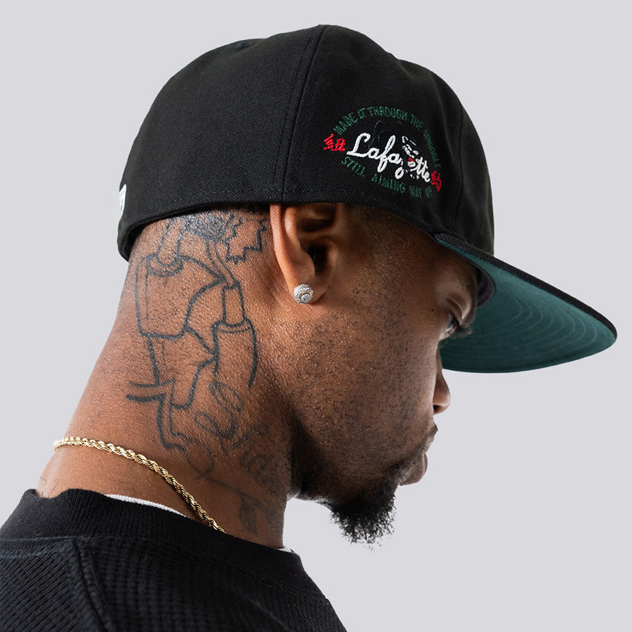 LFYT × NEW ERA LF LOGO 59FIFTY FITTED CAP PANTHER キャップ ブラック モデル着用 右向き LA261405