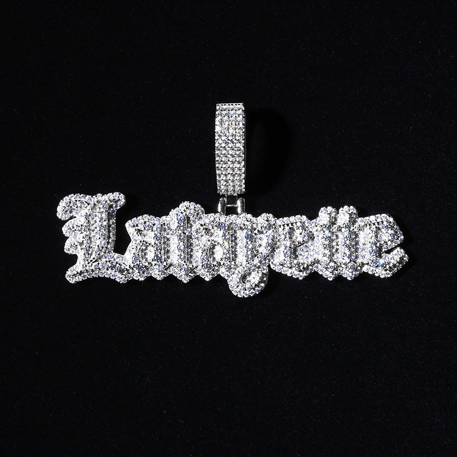 LFYT（エルエフワイティー）OLD ENGLISH LOGO PENDANT TOP シルバー 平置き正面 LS262003