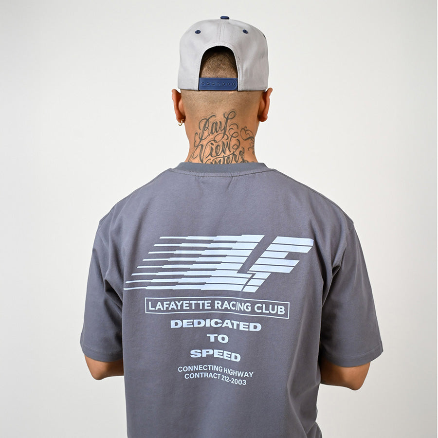 LFYT RACING CLUB TEE チャコール モデル着用背面