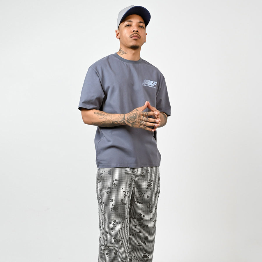 LFYT RACING CLUB TEE チャコール モデル着用正面