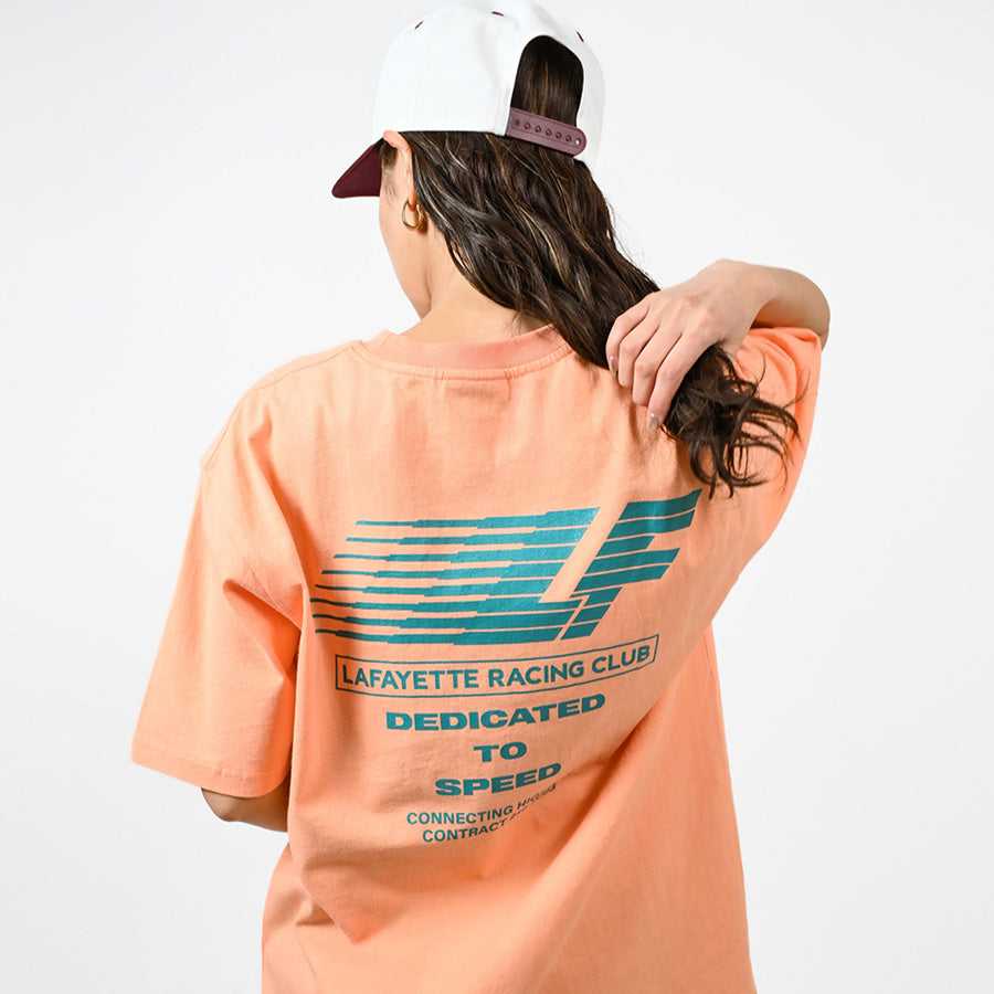 LFYT RACING CLUB TEE オレンジ モデル着用背面