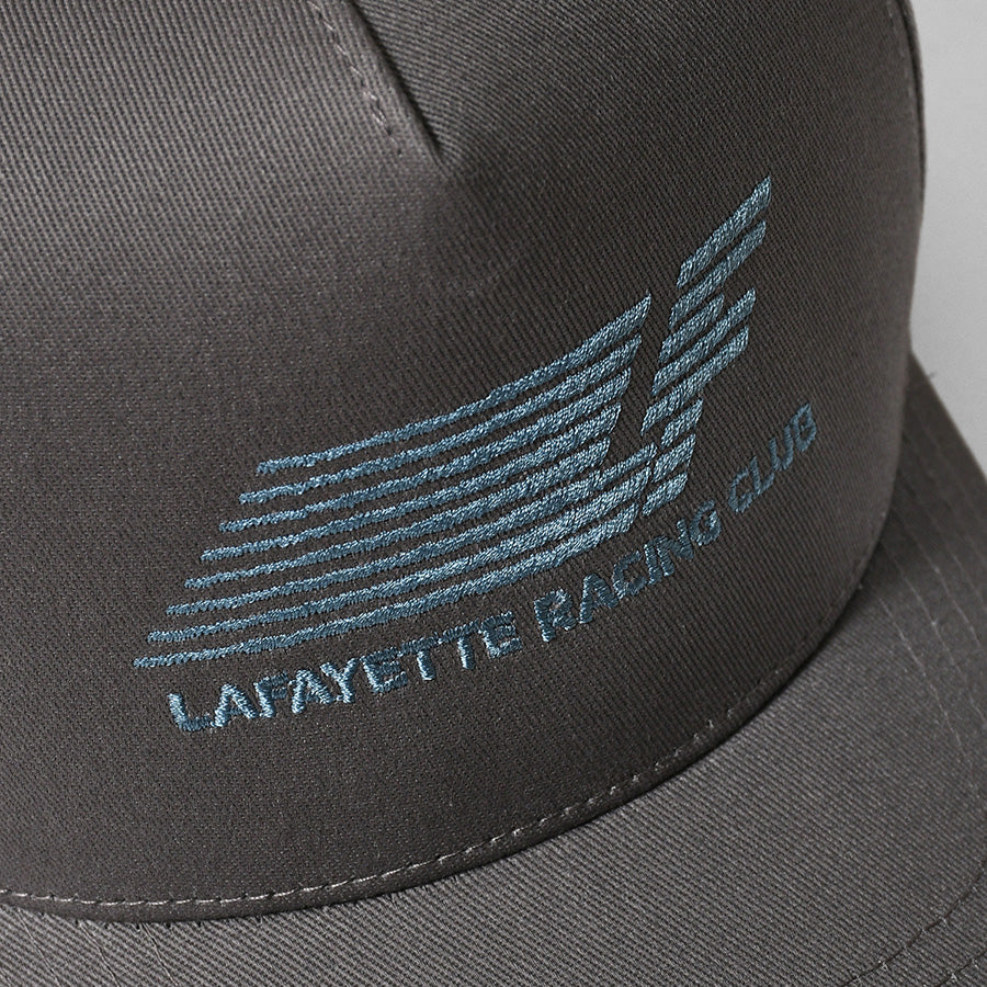 LFYT RACING CLUB TRUCKER CAP チャコール ロゴ刺繍詳細