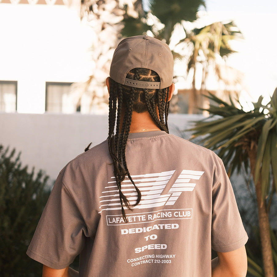 LFYT RACING CLUB TRUCKER CAP チャコール モデル着用背面