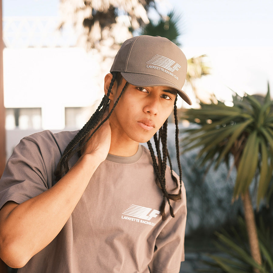 LFYT RACING CLUB TRUCKER CAP チャコール モデル着用正面