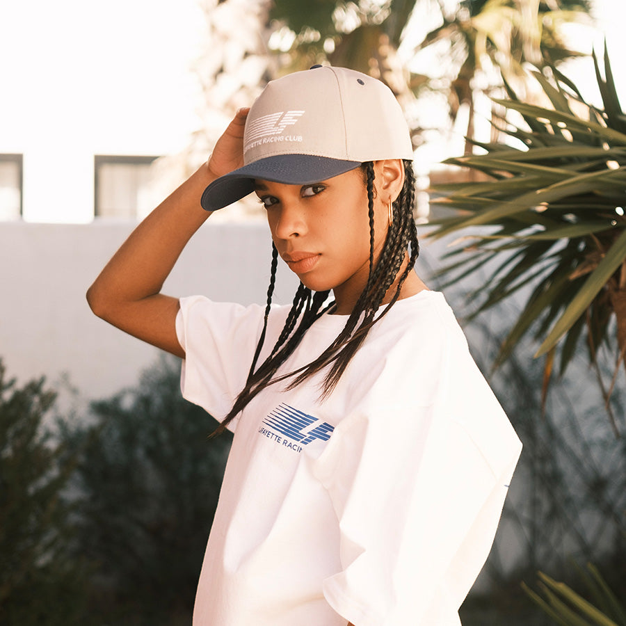LFYT RACING CLUB TRUCKER CAP ヘザーグレー モデル着用正面