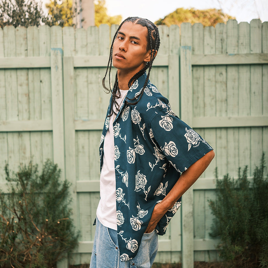 LFYT ROSE OPEN COLLAR SHIRT ネイビー モデル着用サイド