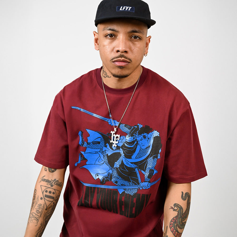 LFYT SAMURAI TEE バーガンディー モデル着用画像