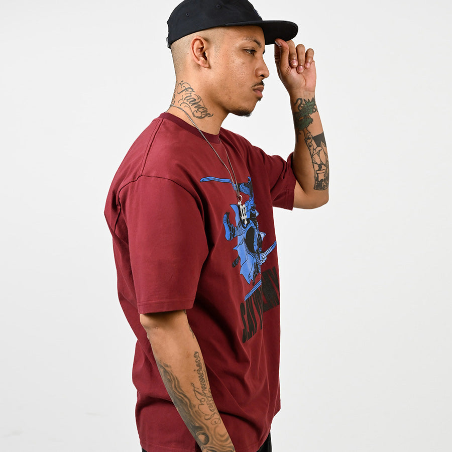LFYT SAMURAI TEE バーガンディー モデル着用サイドスタイル