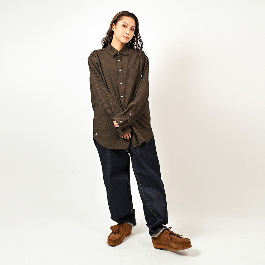 LFYT シャツ ブラウン モデル着用 女性全身