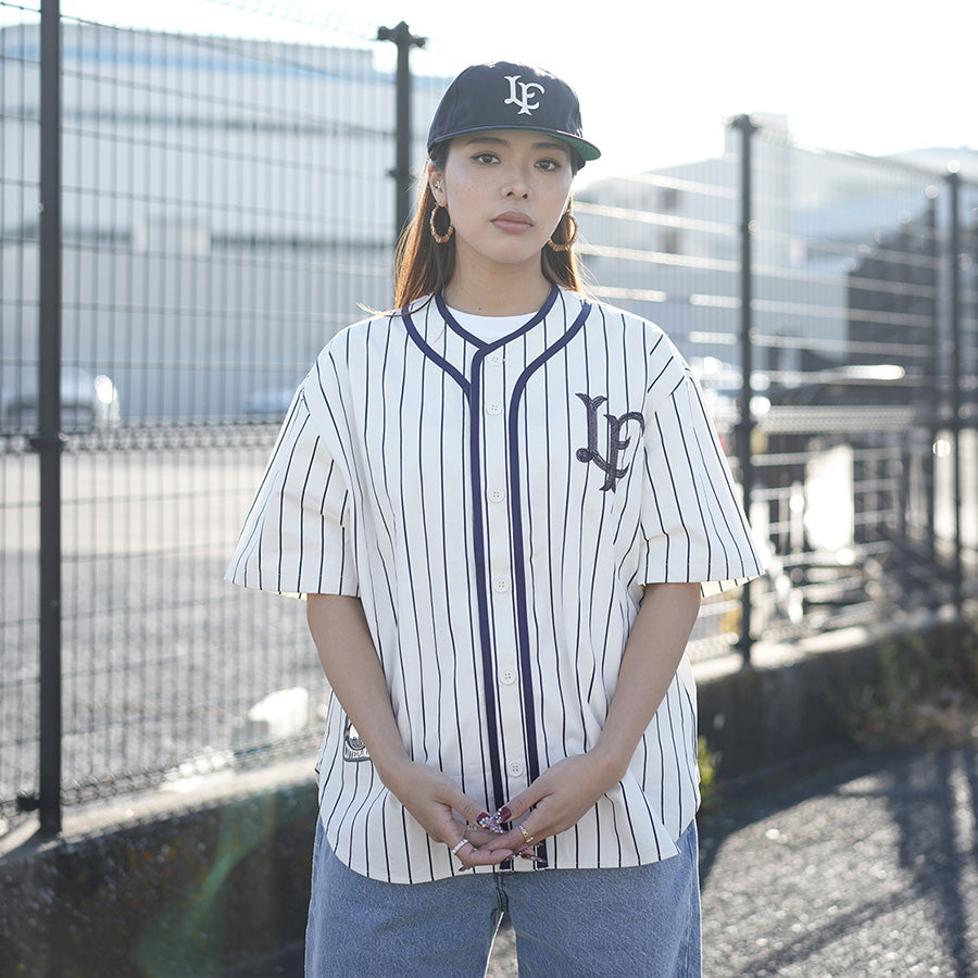 LFYT ベースボールシャツ ホワイト 女性着用 上半身