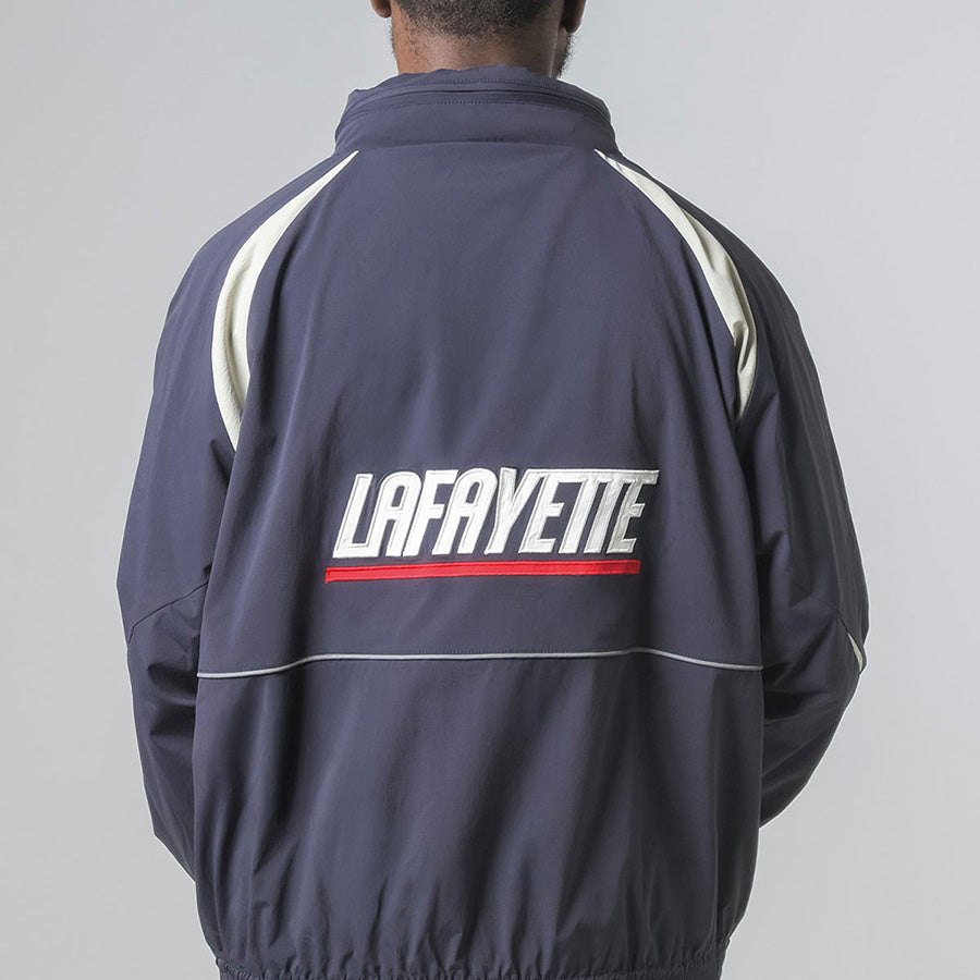 LFYT SPORTS LOGO TRACK JACKET トラックジャケット グリーン モデル着用 背面 上半身 LA261001
