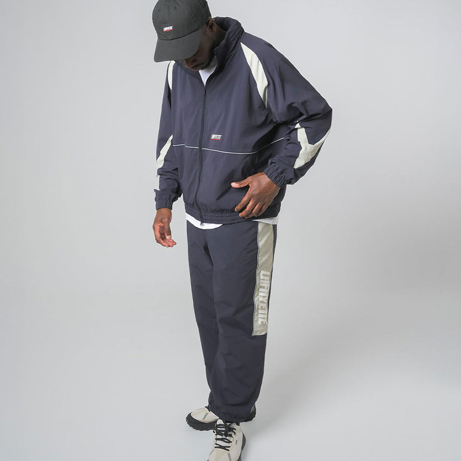 LFYT SPORTS LOGO TRACK JACKET トラックジャケット ネイビー モデル着用 全身 LA261001