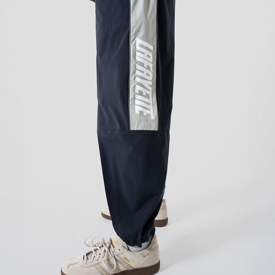 LFYT SPORTS LOGO TRACK PANTS トラックパンツ ネイビー モデル着用 横向き 下半身 LA261202