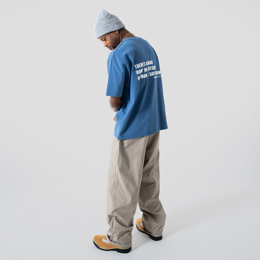 LFYT WAR OUTSIDE TEE Tシャツ ブルー モデル着用 全身背面 LA260102