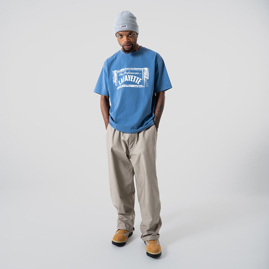 LFYT WAR OUTSIDE TEE Tシャツ ブルー モデル着用 全身正面 LA260102